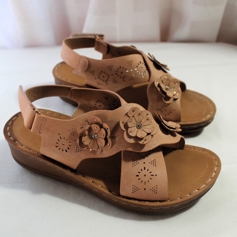 Forever Comfort Tan/Beige Sandals w/ Flowers, Size 6.5, Like New